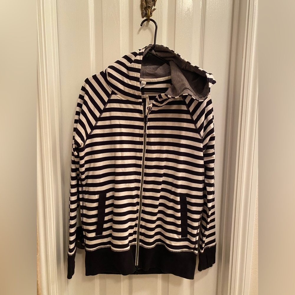 Lululemon hoodie it’s in good condition!